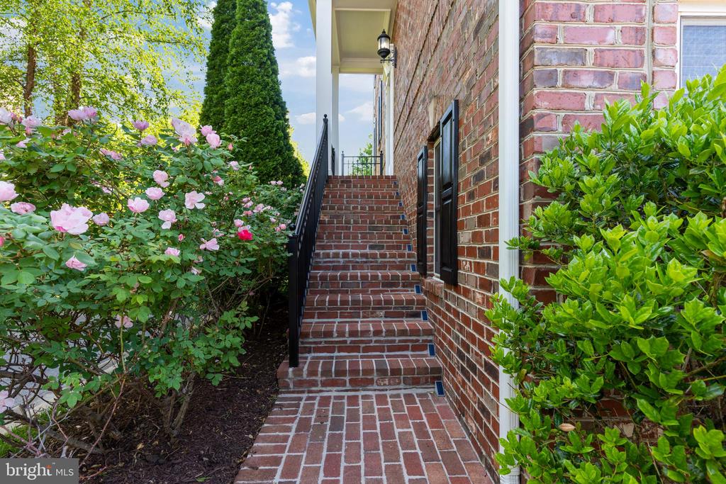 211 ZINFANDEL LANE