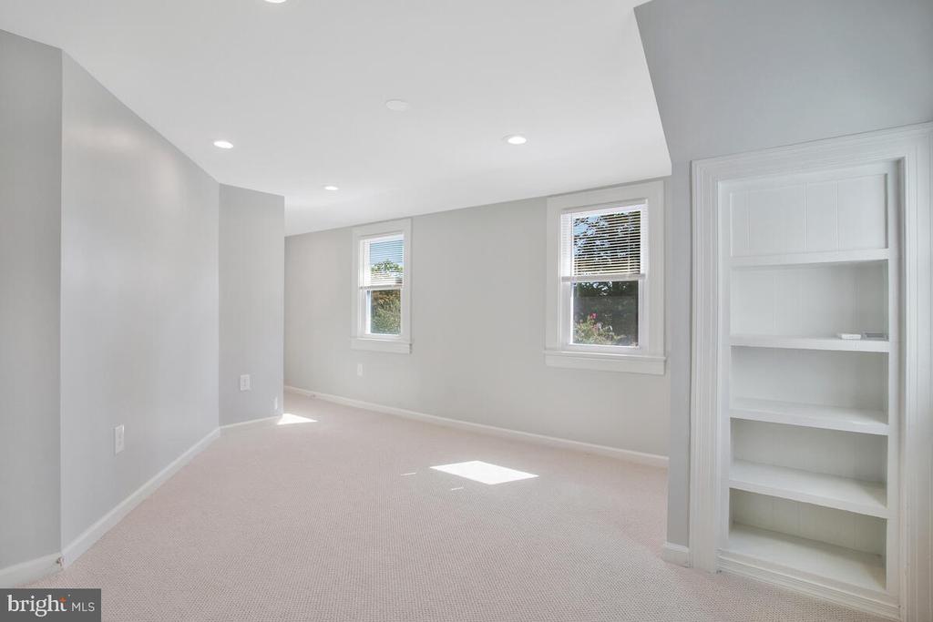 712 RED CEDAR ROAD