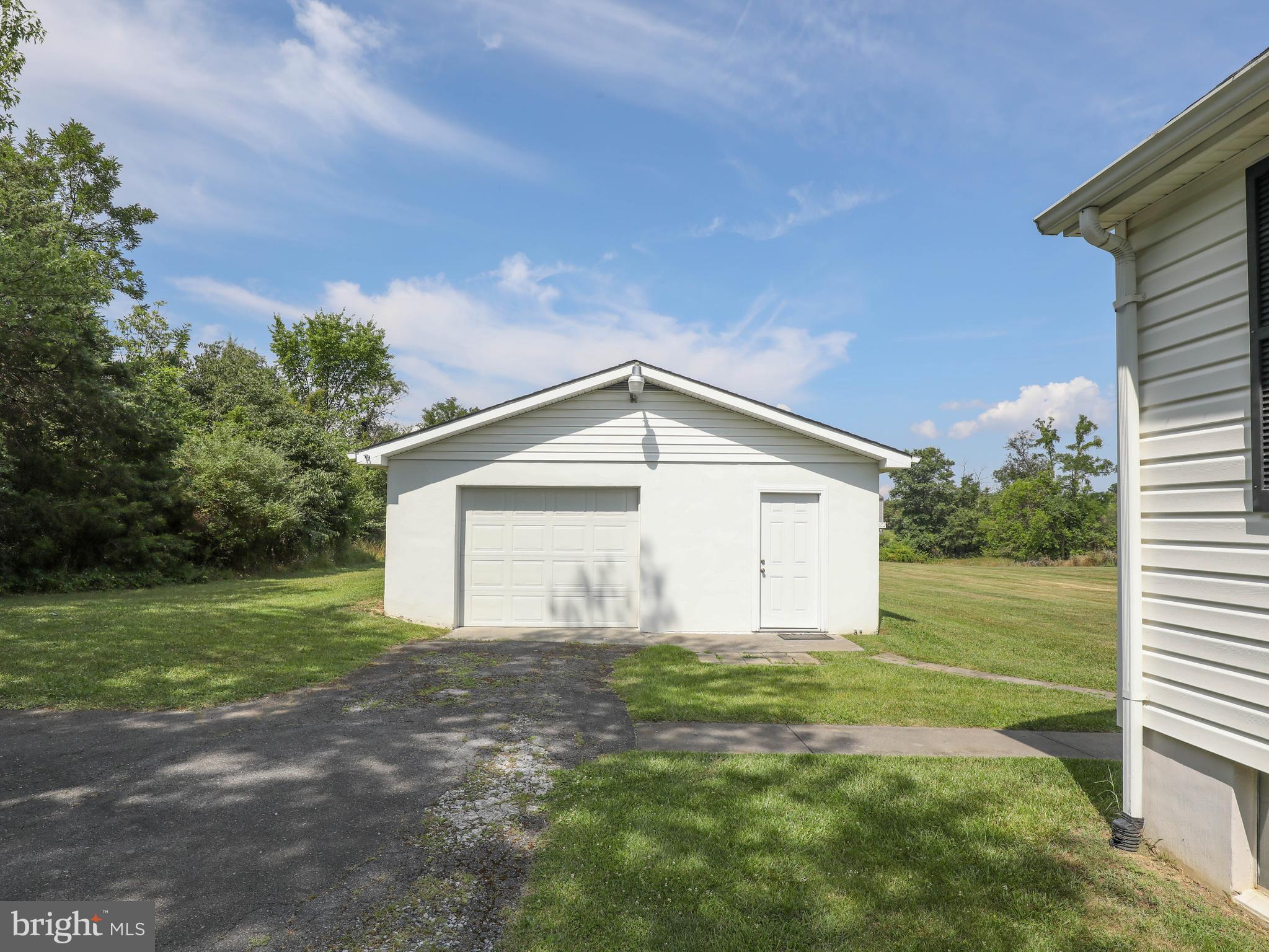 1048 FRONT ROYAL PIKE