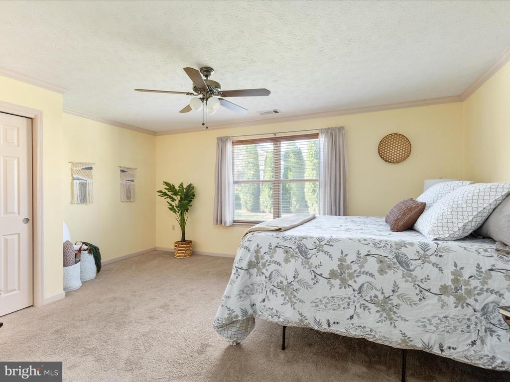 200 Crestwood Ln