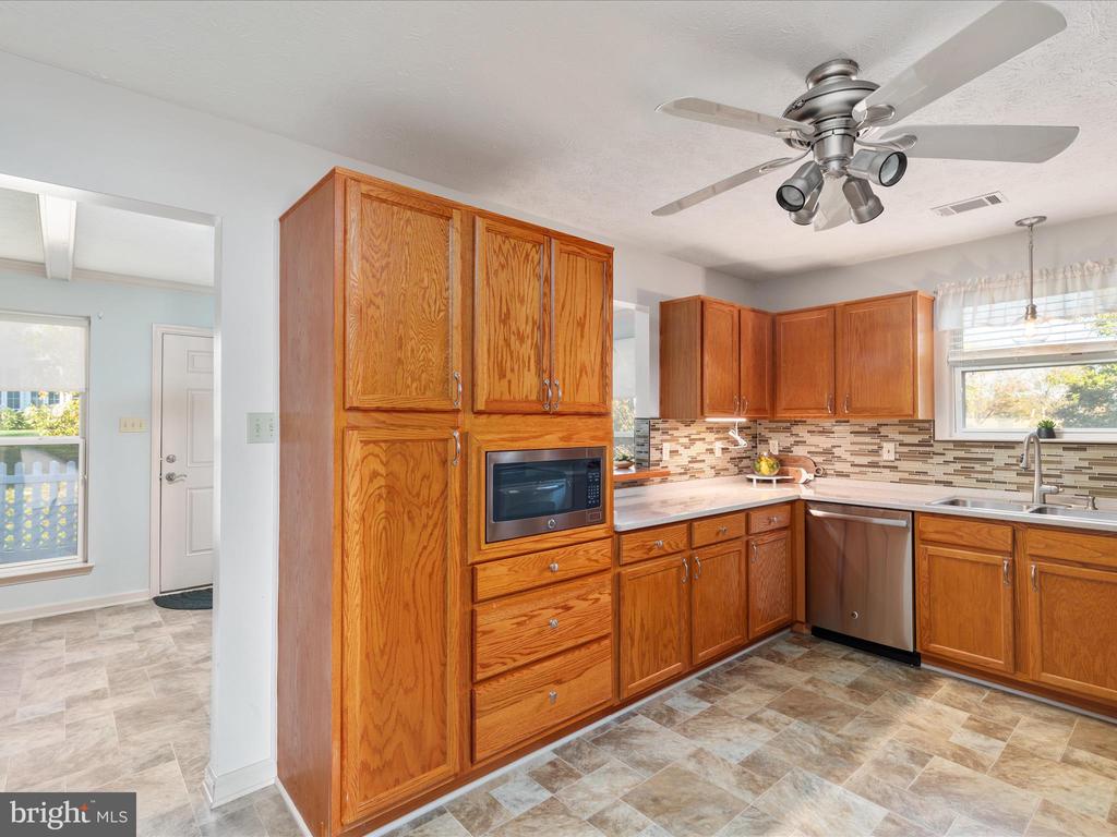 200 Crestwood Ln