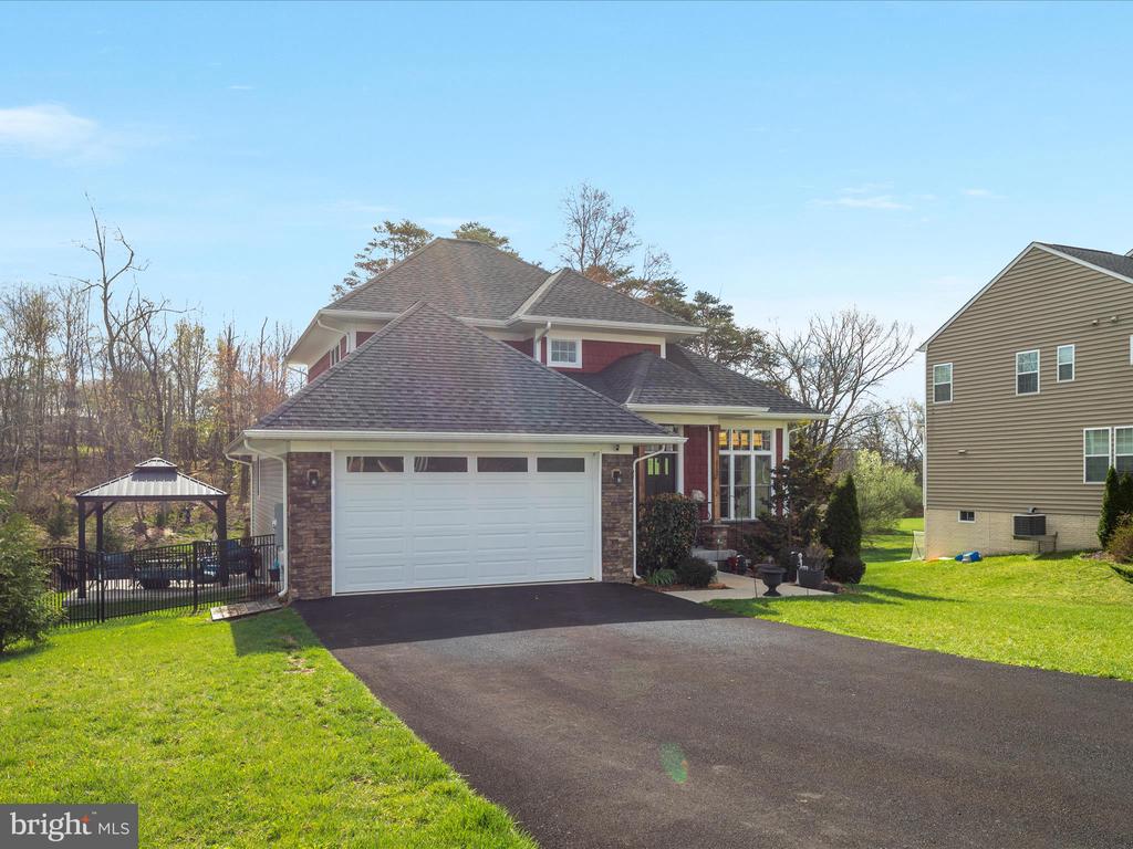 112 Colonial Dr