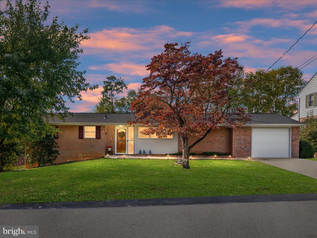 138 COUNTRY CLUB CIRCLE