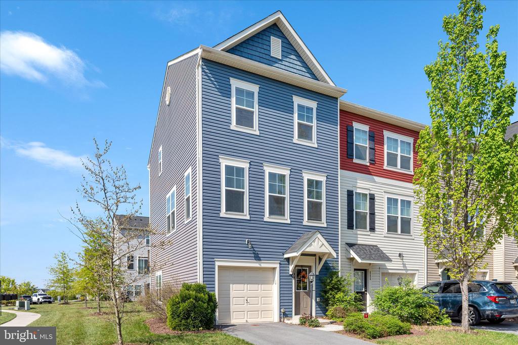 109 SPLENDOR GARDEN WAY