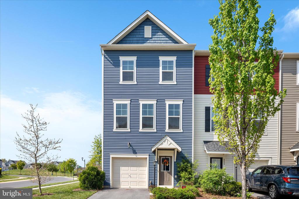 109 SPLENDOR GARDEN WAY