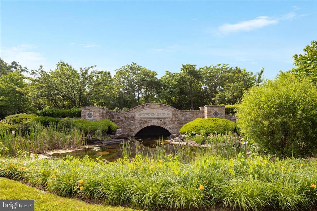 109 SPLENDOR GARDEN WAY