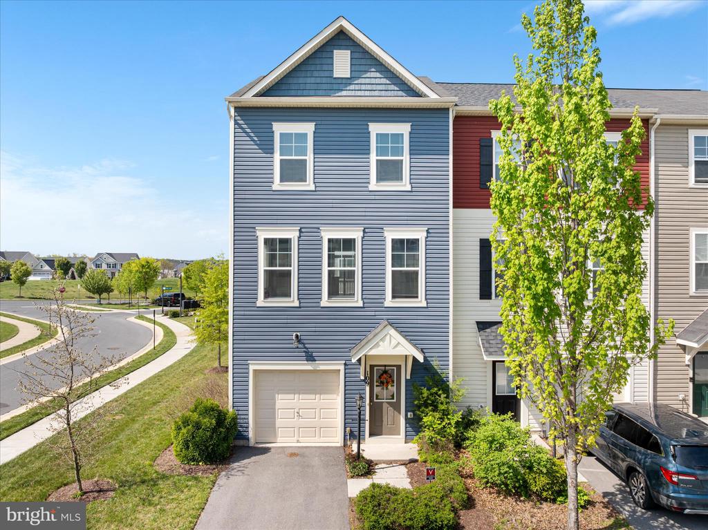109 SPLENDOR GARDEN WAY