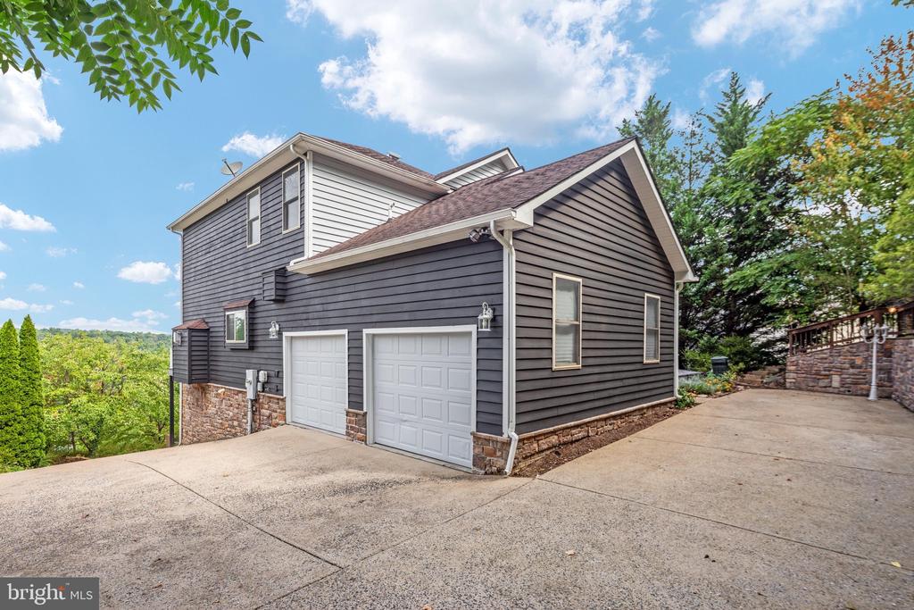 111 WATERSIDE LANE