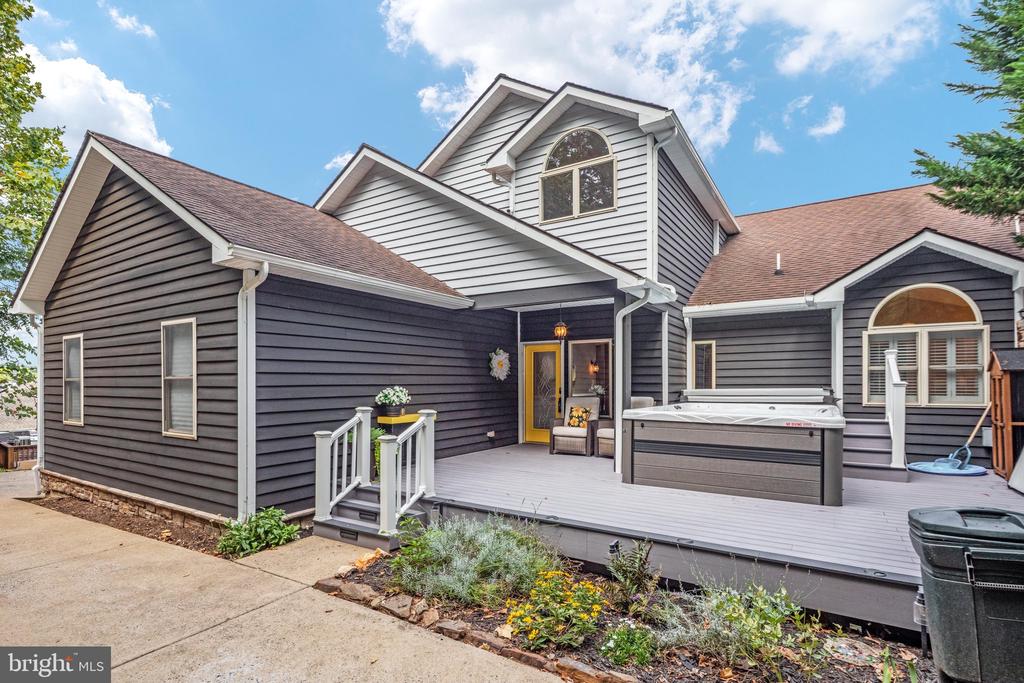 111 WATERSIDE LANE