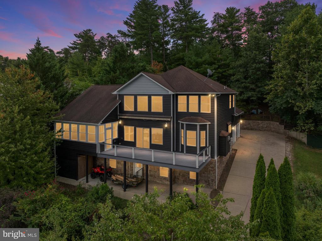 111 WATERSIDE LANE