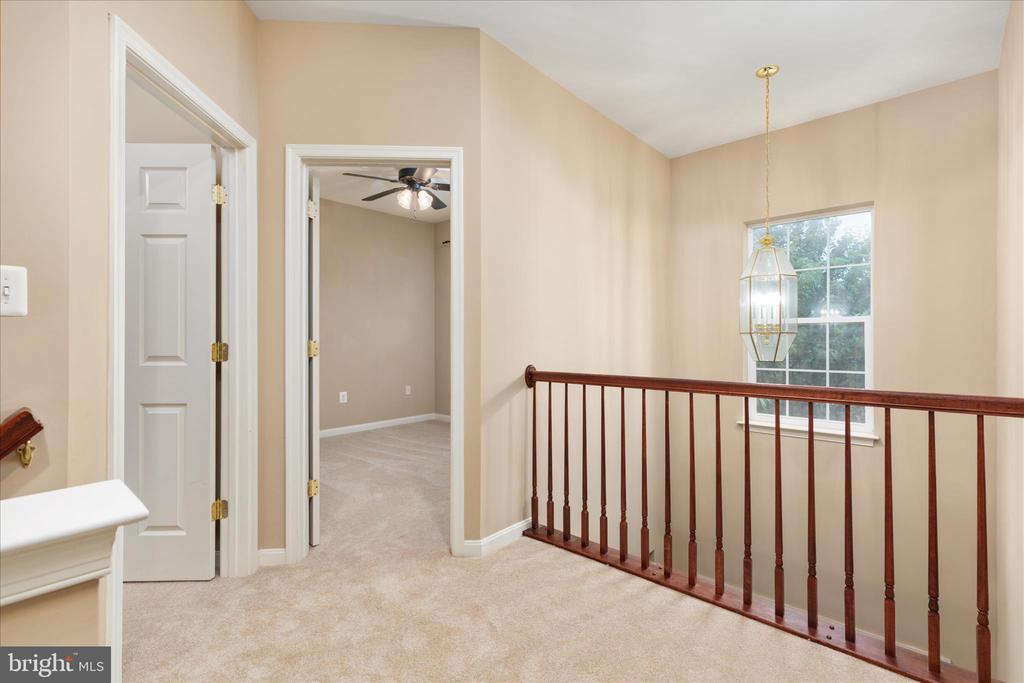 660 BEEHIVE WAY