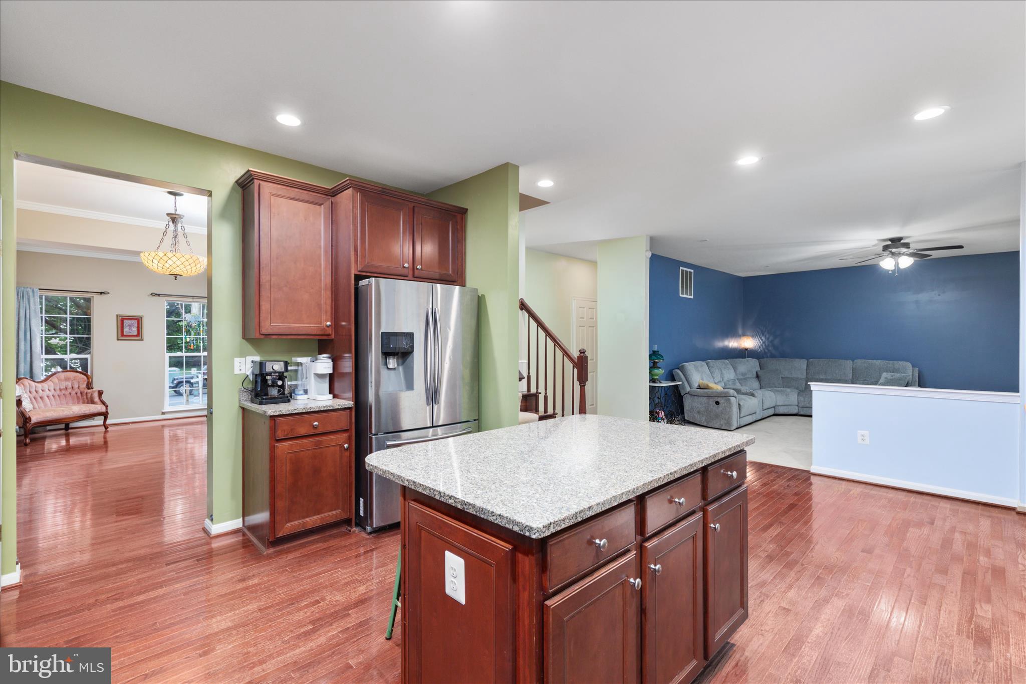 660 BEEHIVE WAY