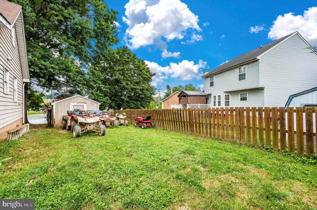 81 Larkspur Ln