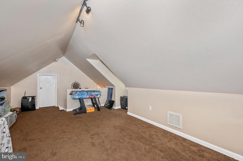 81 Larkspur Ln