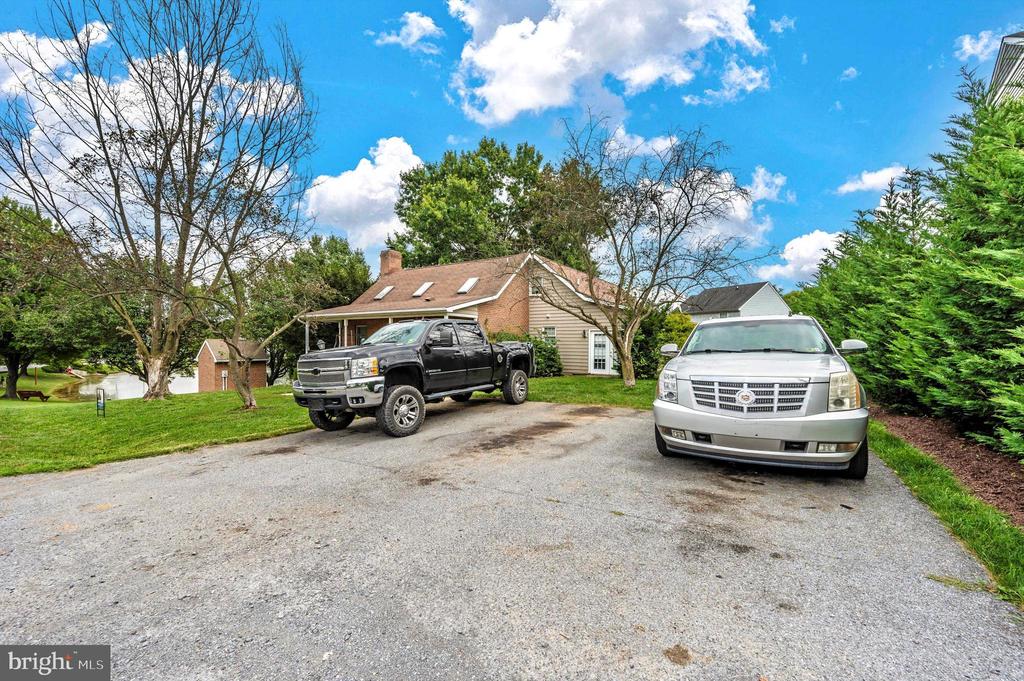 81 Larkspur Ln