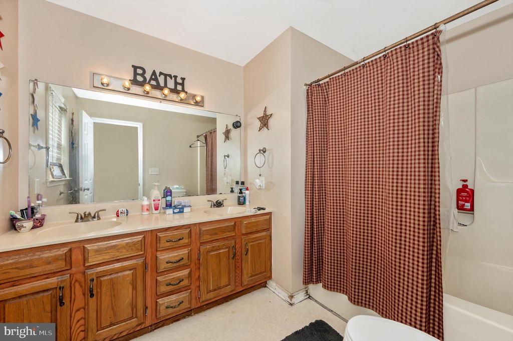 81 Larkspur Ln
