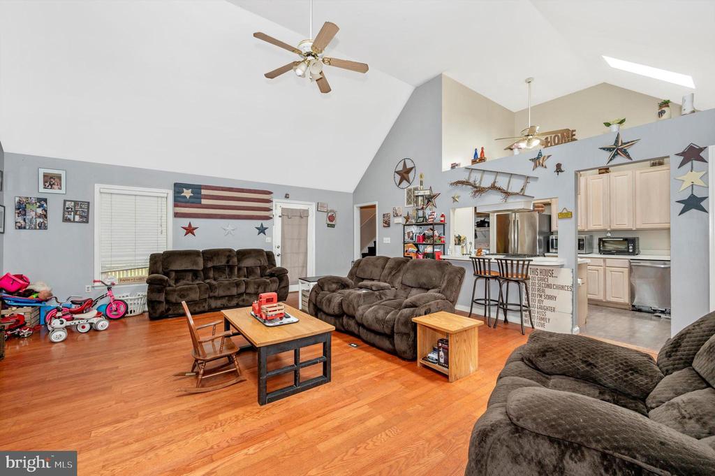 81 Larkspur Ln