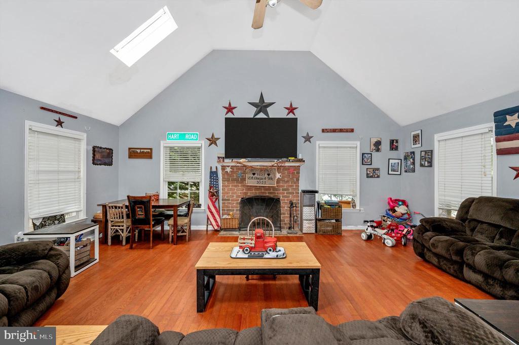 81 Larkspur Ln