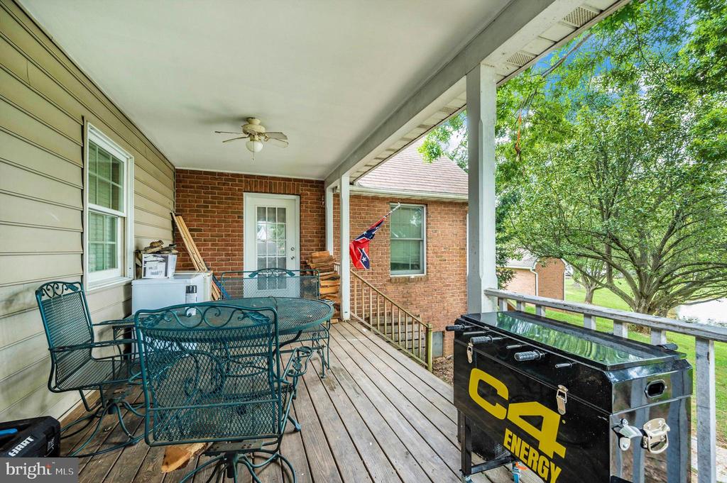 81 Larkspur Ln