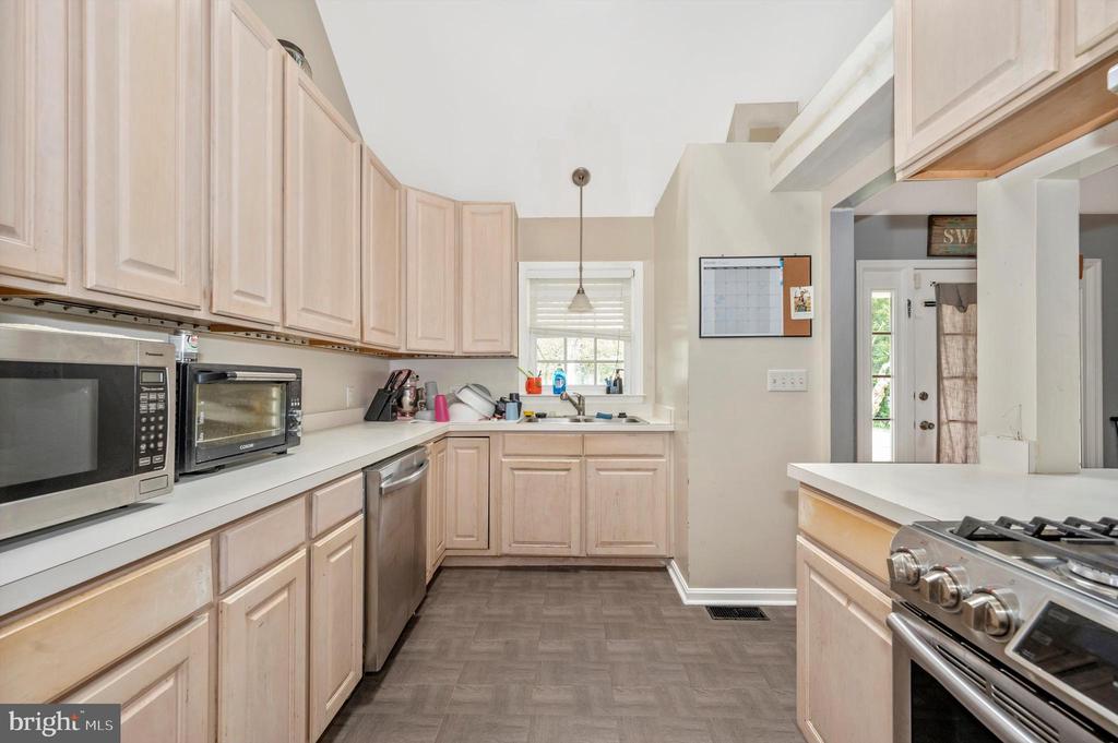 81 Larkspur Ln