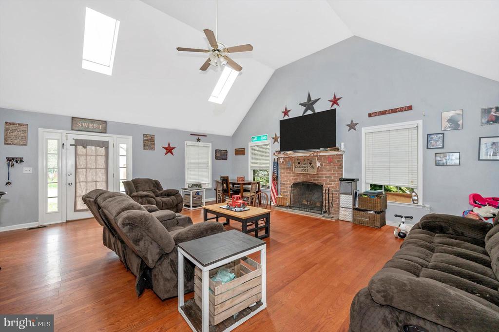 81 Larkspur Ln