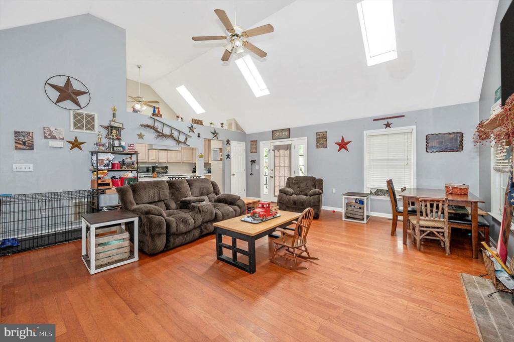 81 Larkspur Ln