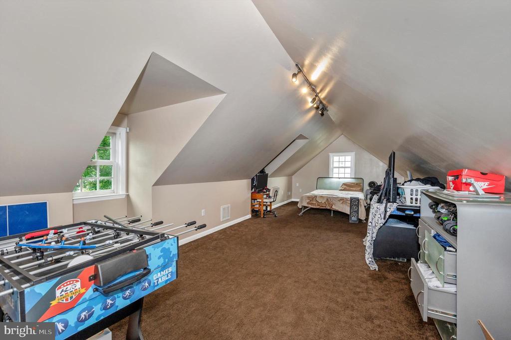 81 Larkspur Ln