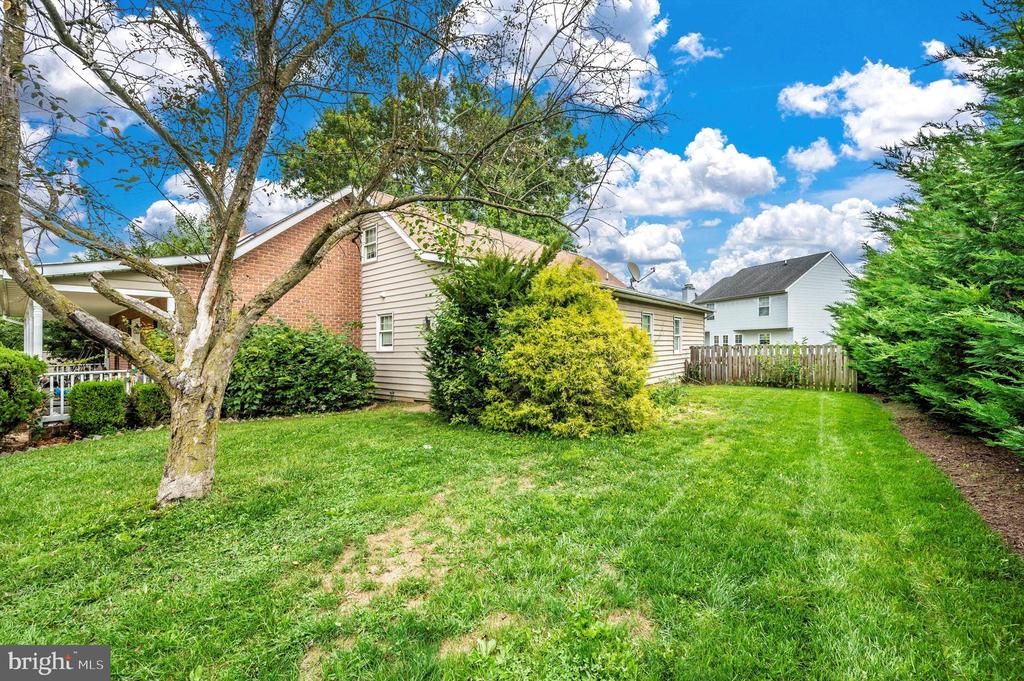 81 Larkspur Ln