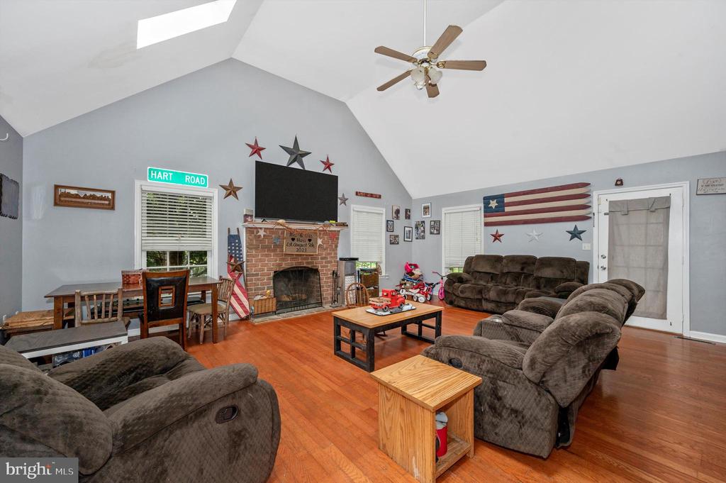 81 Larkspur Ln