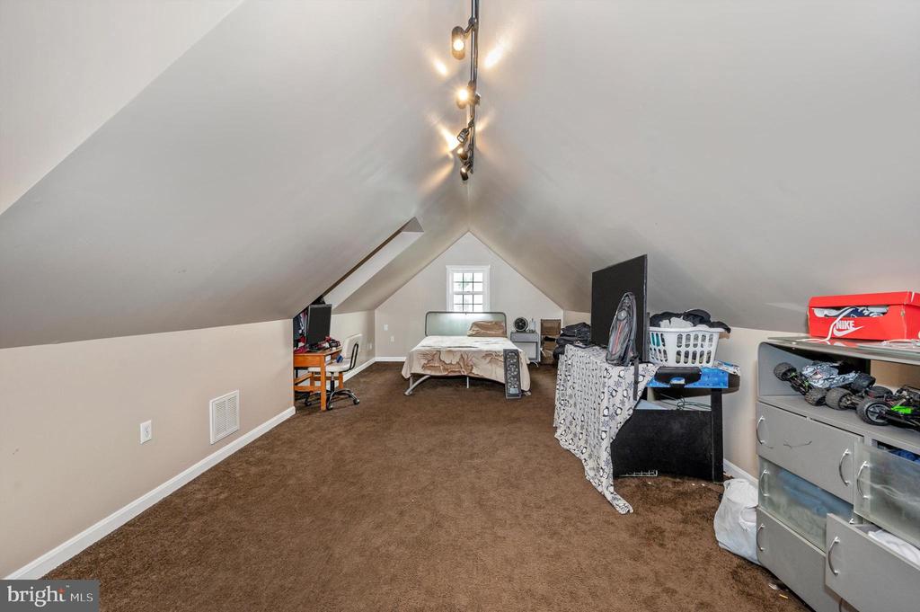 81 Larkspur Ln