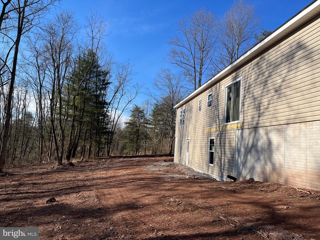 319 Twin Lakes Dr
