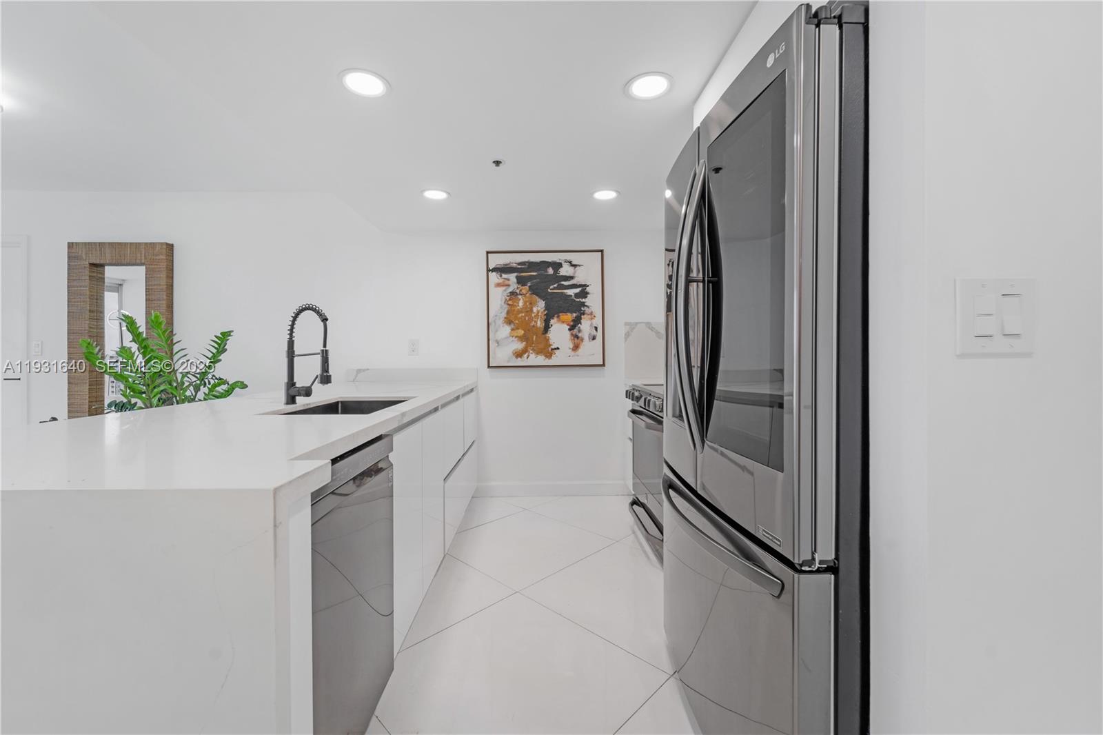 7601 E Treasure Dr # 819