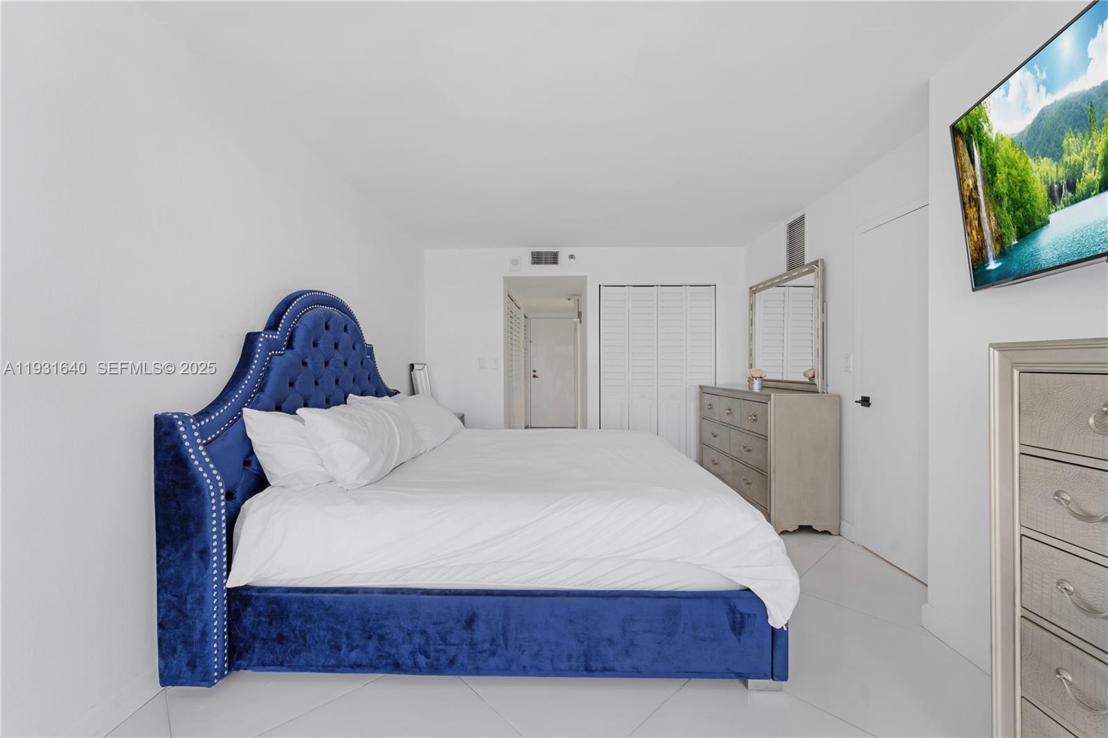 7601 E Treasure Dr # 819