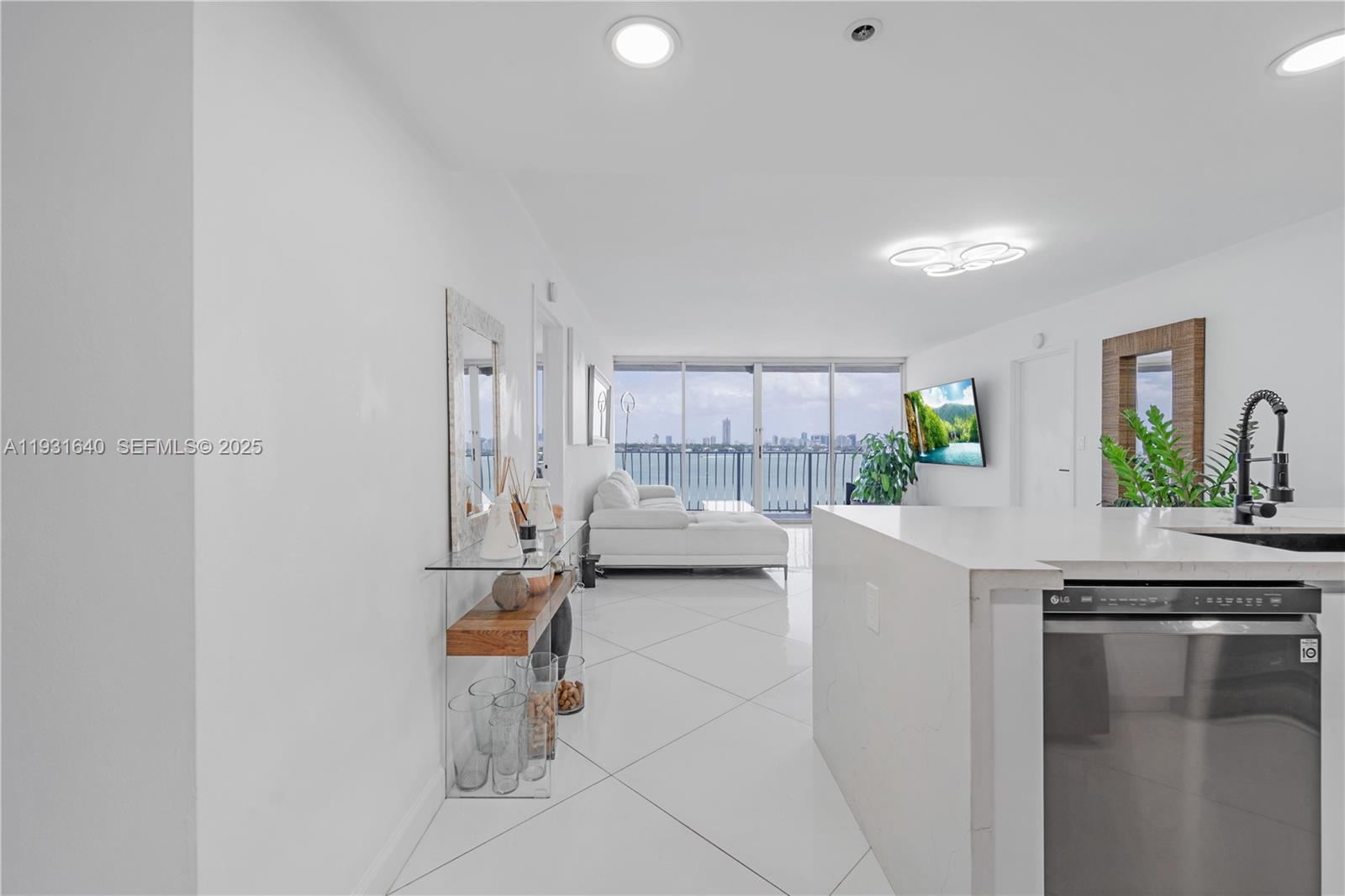 7601 E Treasure Dr # 819