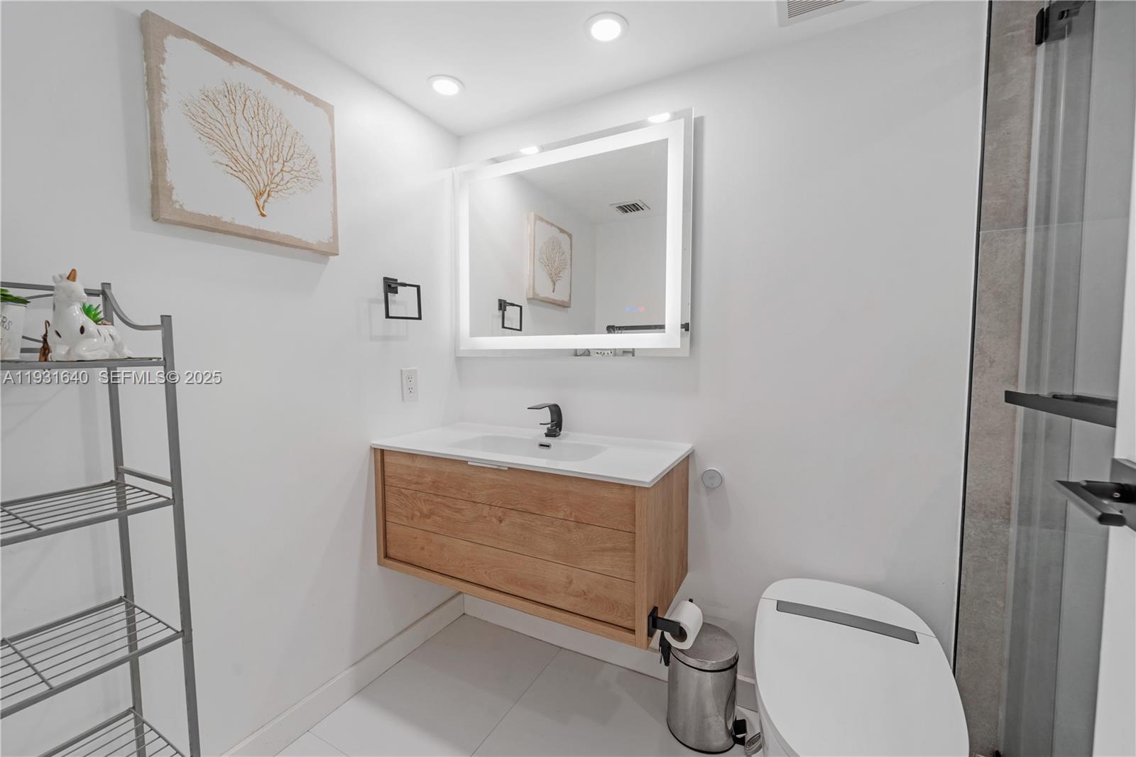 7601 E Treasure Dr # 819