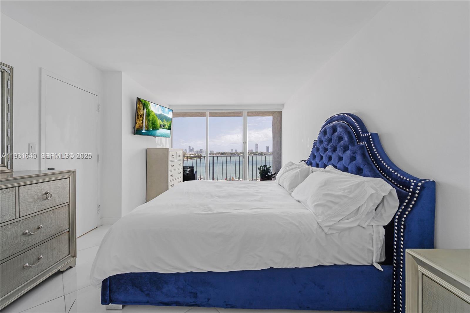 7601 E Treasure Dr # 819