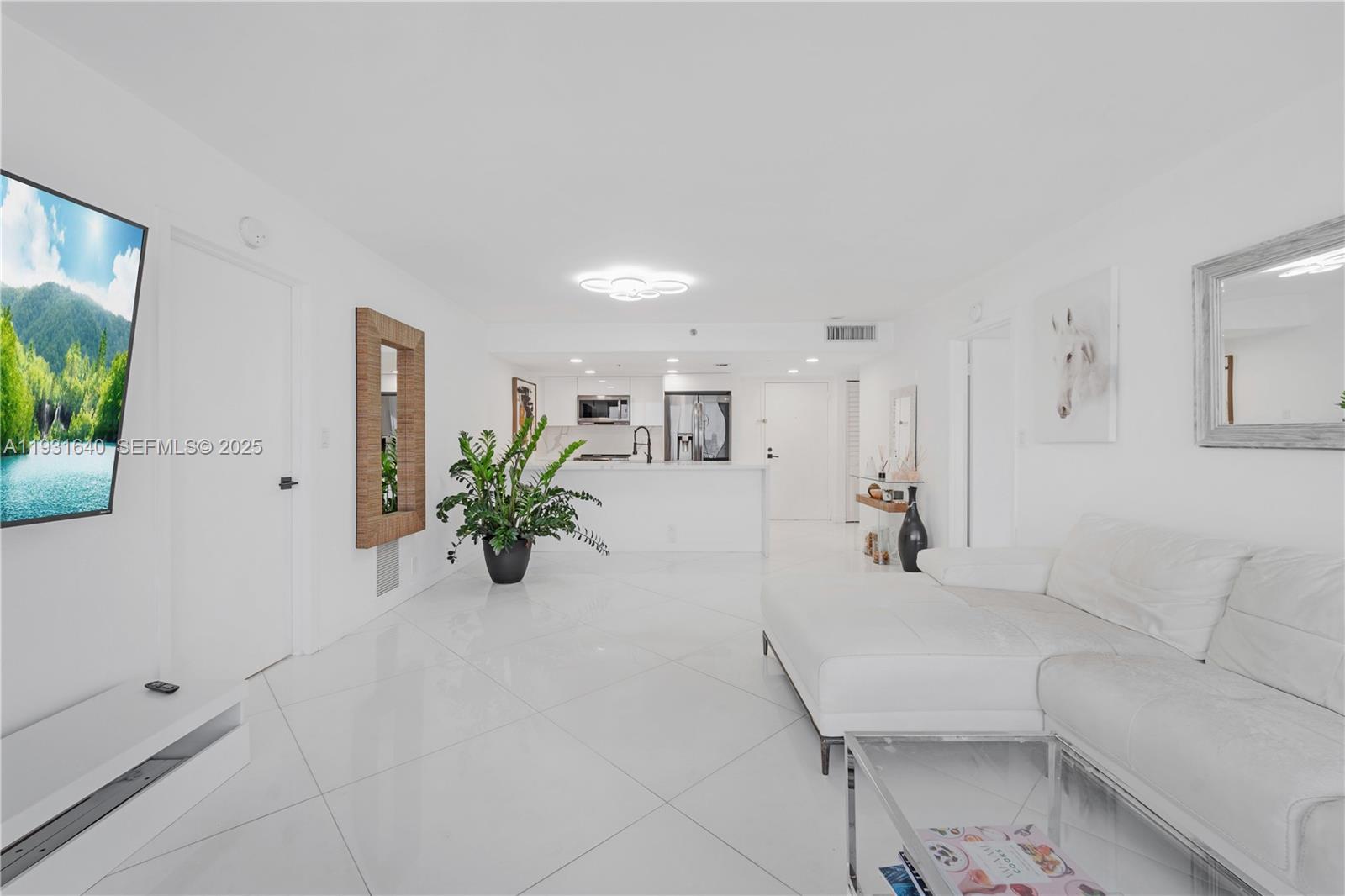 7601 E Treasure Dr # 819