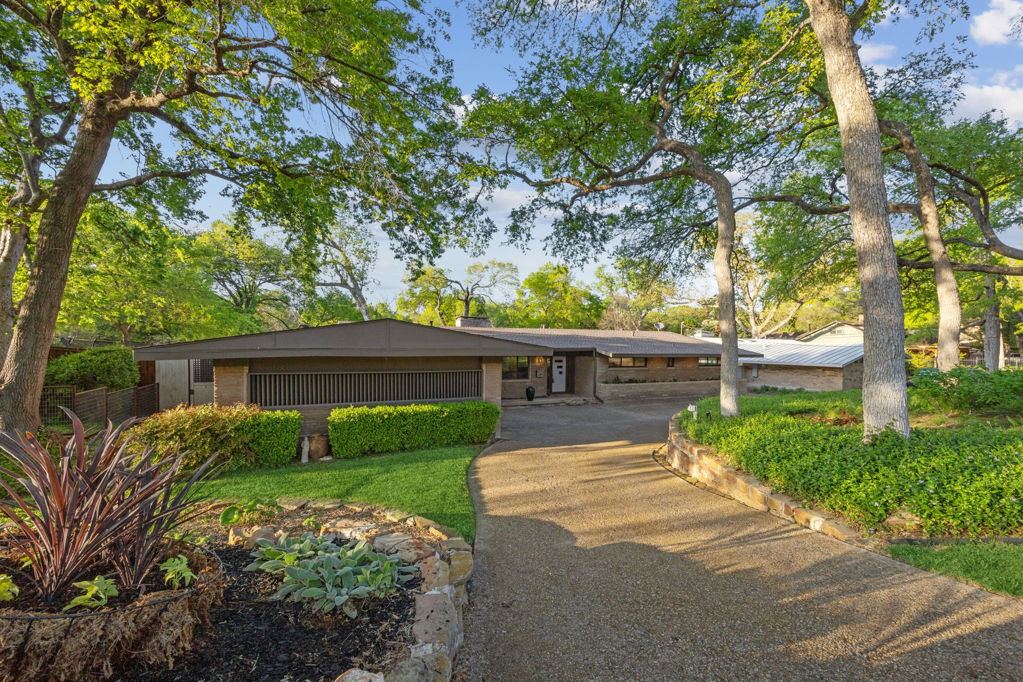 9135 Vinewood Drive