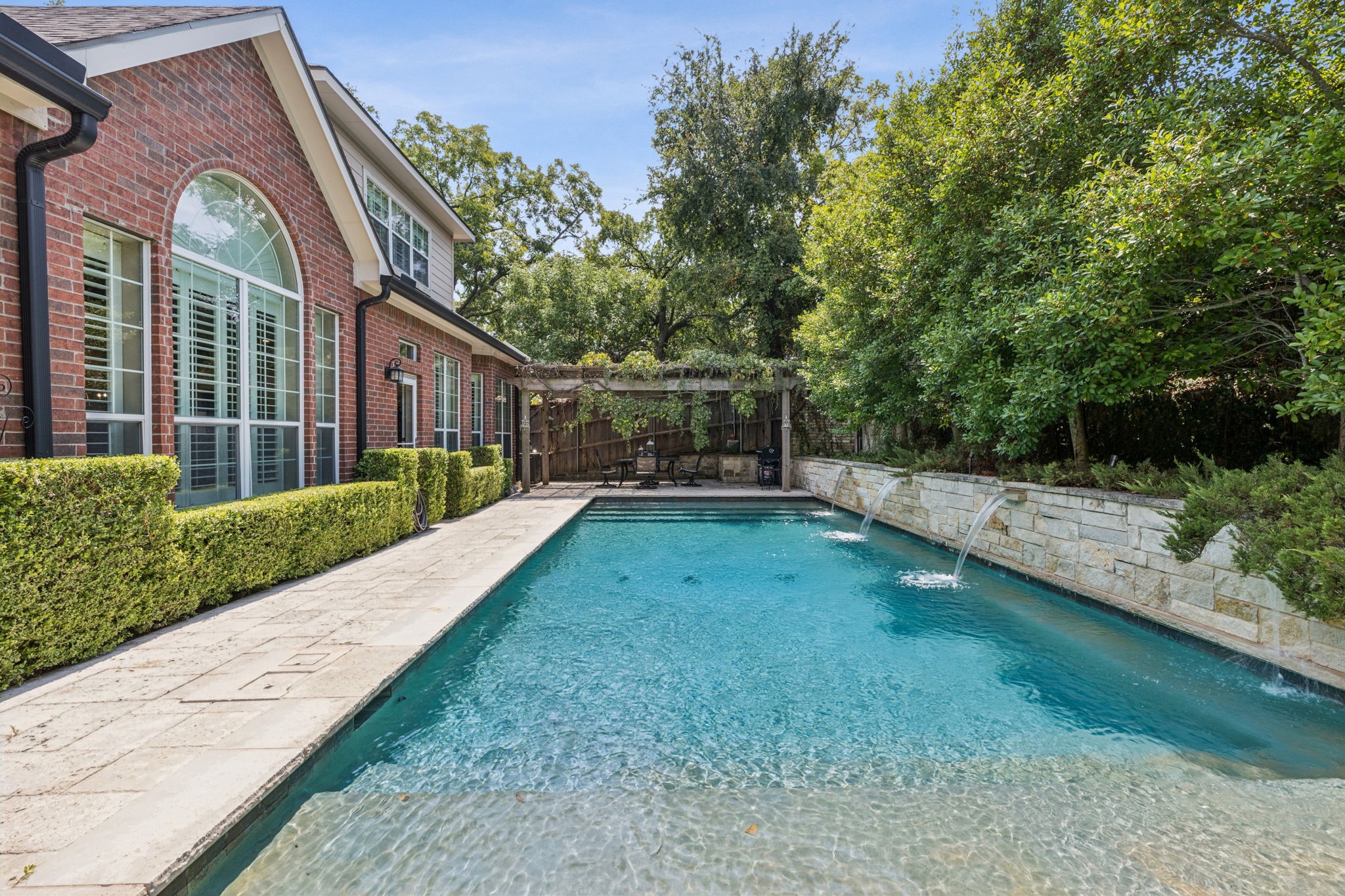 8904 Meadowknoll Drive