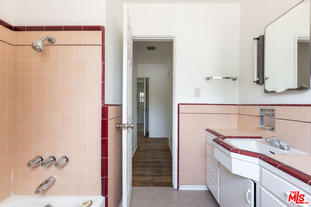 895 W Summerland Avenue