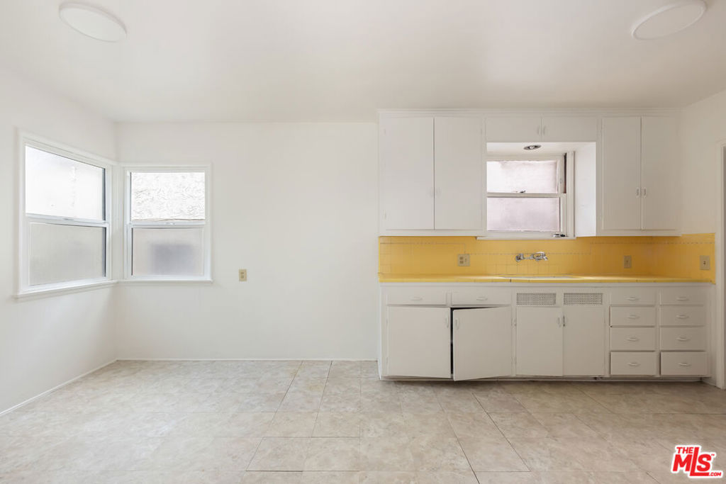 895 W Summerland Avenue