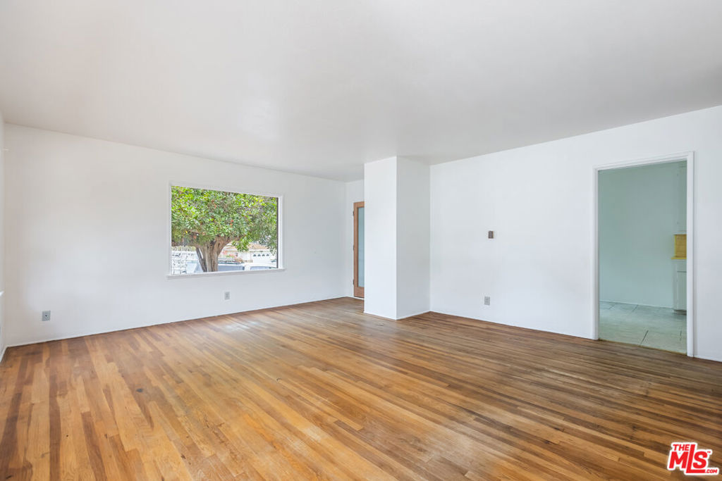 895 W Summerland Avenue