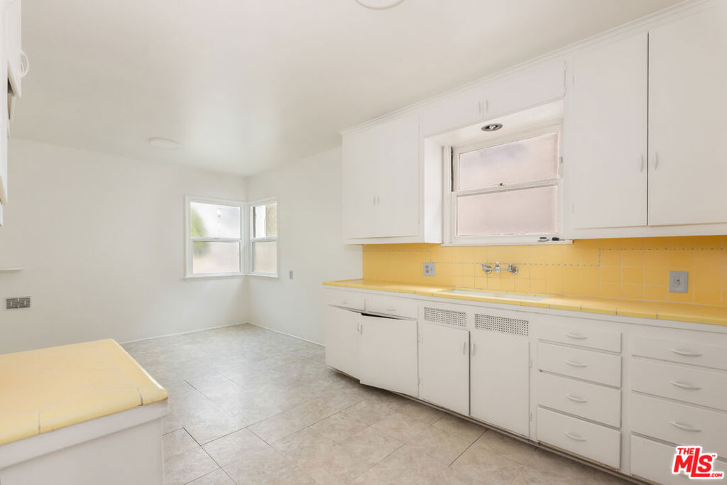 895 W Summerland Avenue