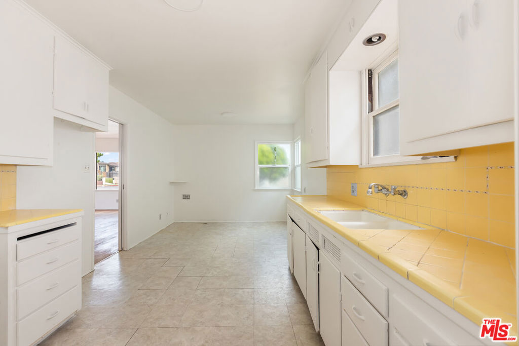 895 W Summerland Avenue