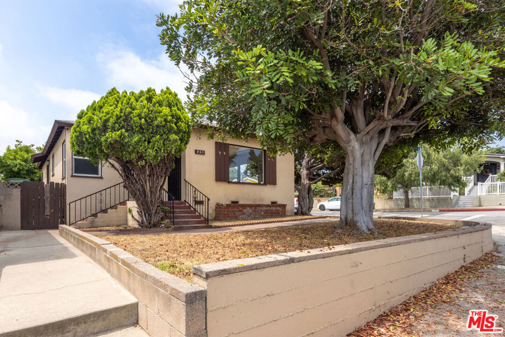 895 W Summerland Avenue