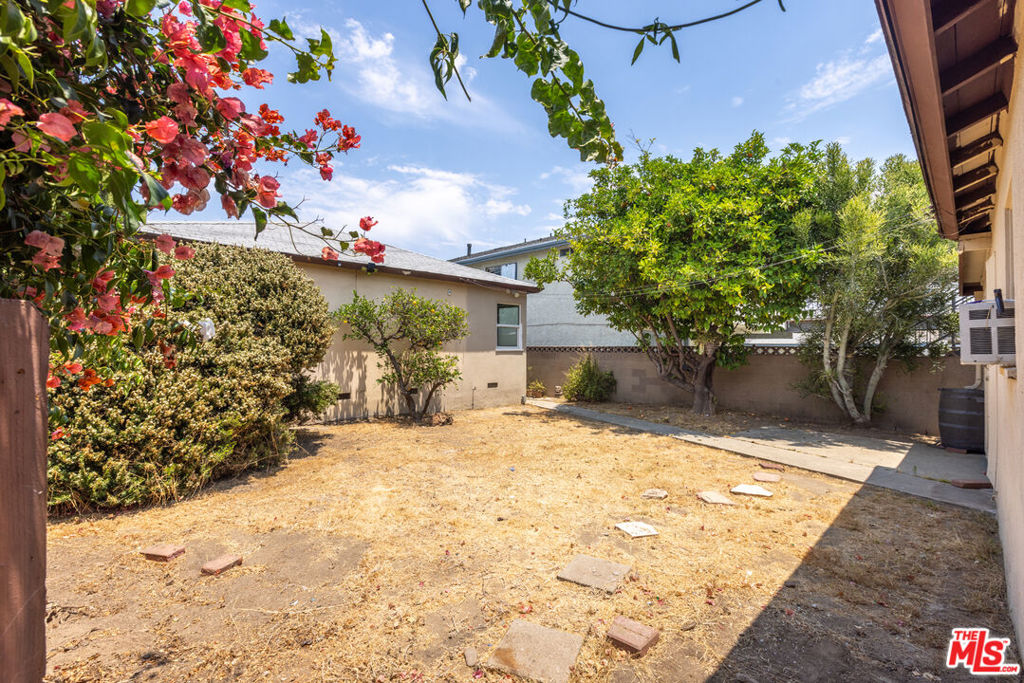 895 W Summerland Avenue