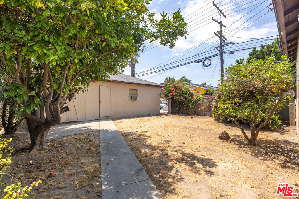 895 W Summerland Avenue