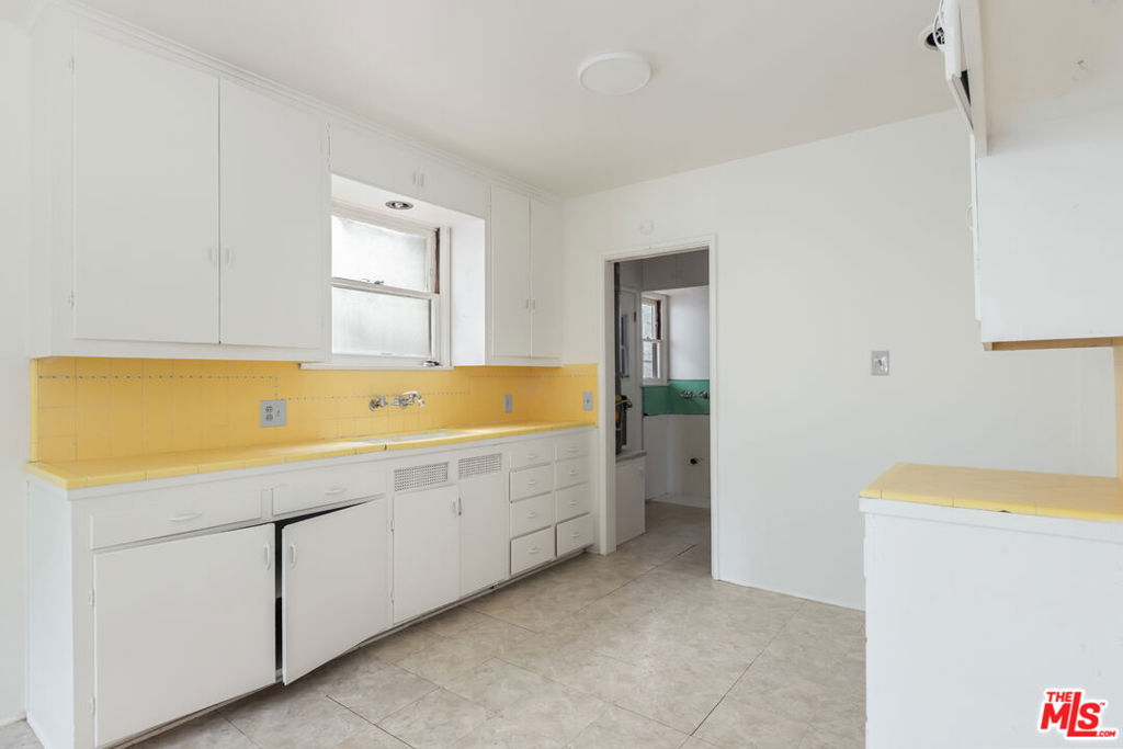 895 W Summerland Avenue