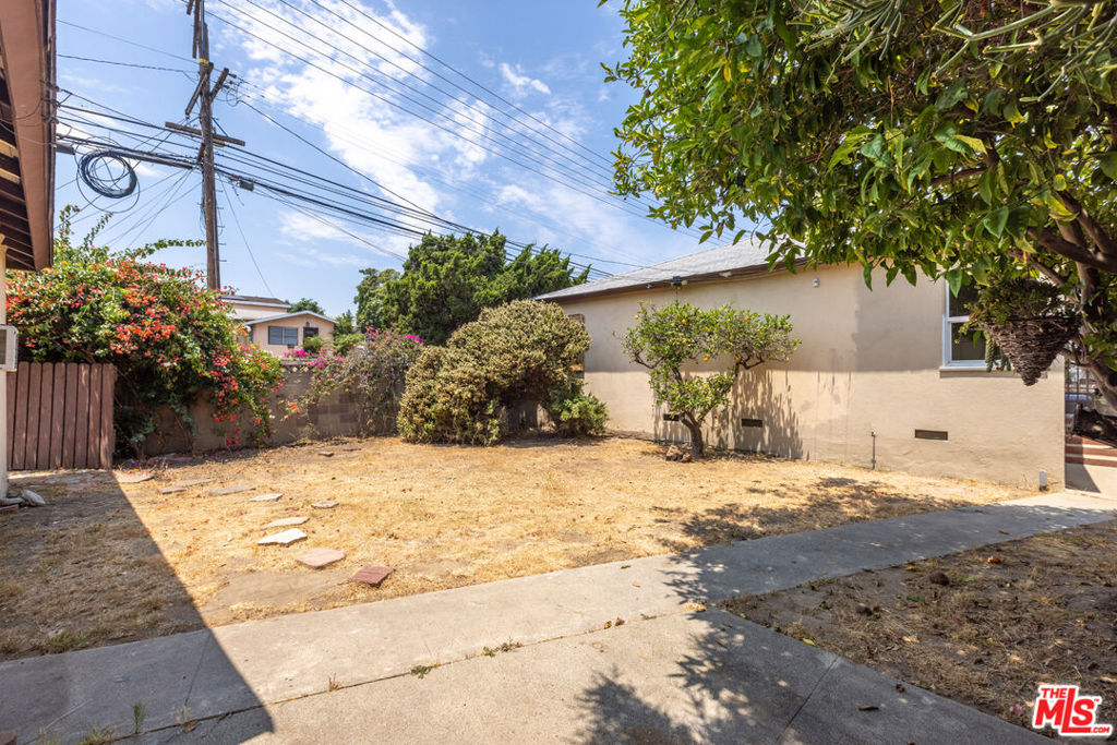 895 W Summerland Avenue