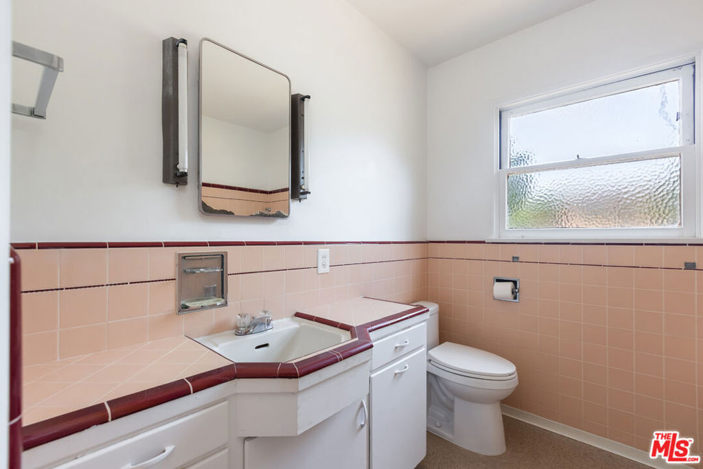 895 W Summerland Avenue